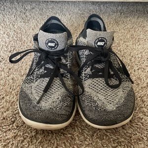 Brand: Nike Size: Women’s 7 Color: Gray/Black